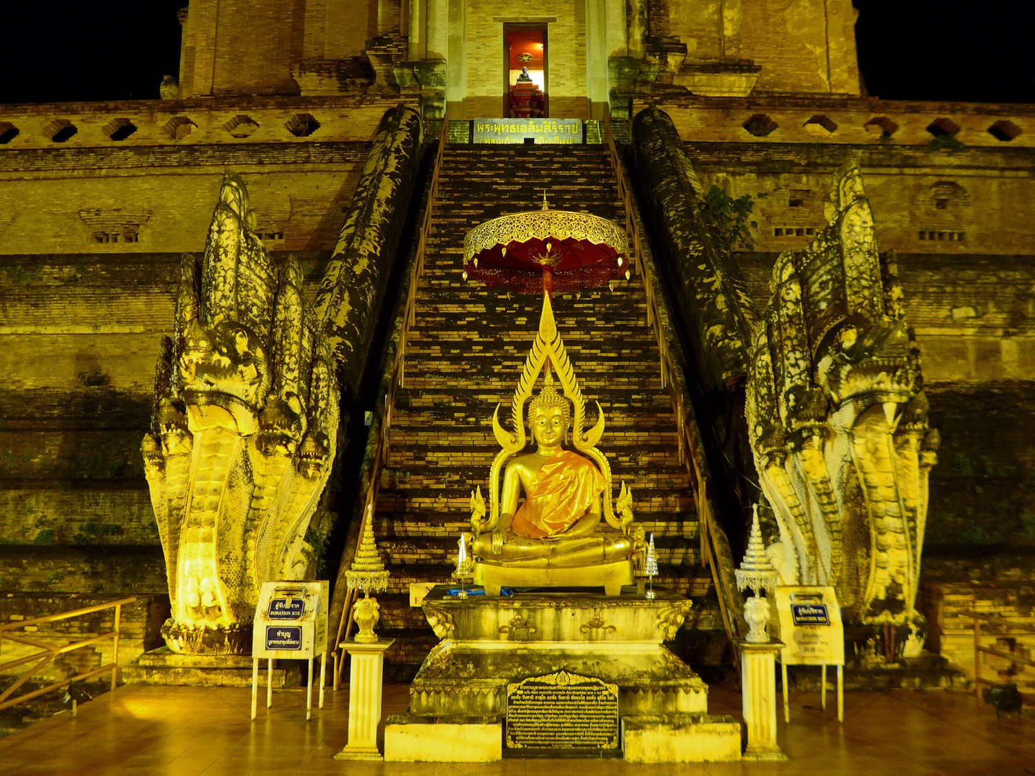 Entrance of Wat Chedi Luang